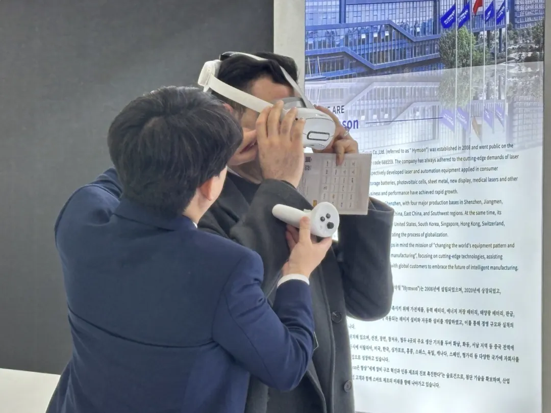 新金宝官网在展会现场提供沉浸式产品体验，参观者可以直观感受高速激光模切机和叠片电池装配线的高效生产过程